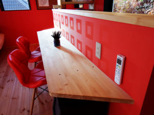 赤い壁のキッチンカウンター