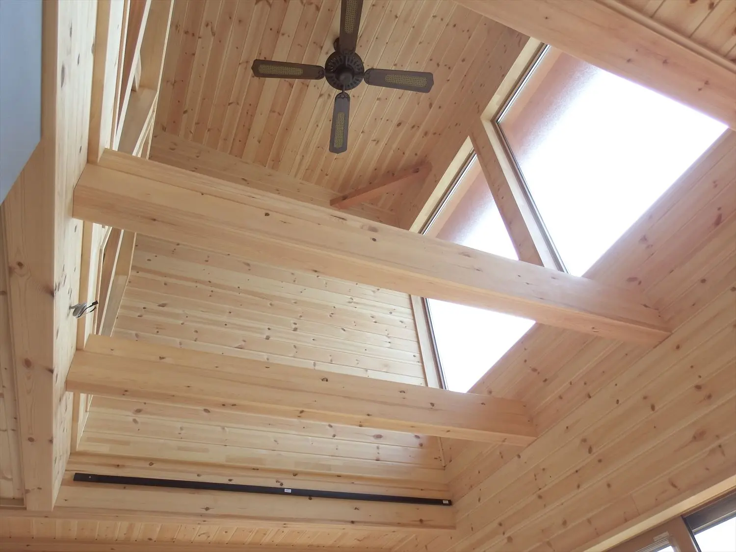 吹き抜けのある新築一戸建てが後悔する家になる理由と解決法 ログハウスのような木の家を低価格で建てるならエイ ワン