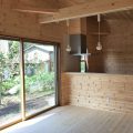 薪ストーブのある平屋のリビング|大垣市の注文住宅,ログハウスのような木の家を低価格で建てるならエイ・ワン