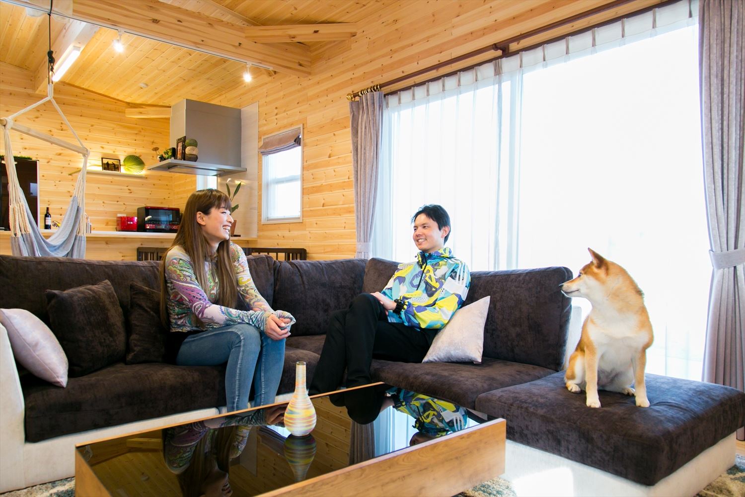 木のぬくもり溢れる平屋のログハウス風住宅でくつろぐ家族｜富山市の注文住宅,ログハウスのような木の家を低価格で建てるならエイ・ワン