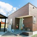 木のぬくもり溢れる平屋のログハウス風住宅の外観｜富山市の注文住宅,ログハウスのような木の家を低価格で建てるならエイ・ワン