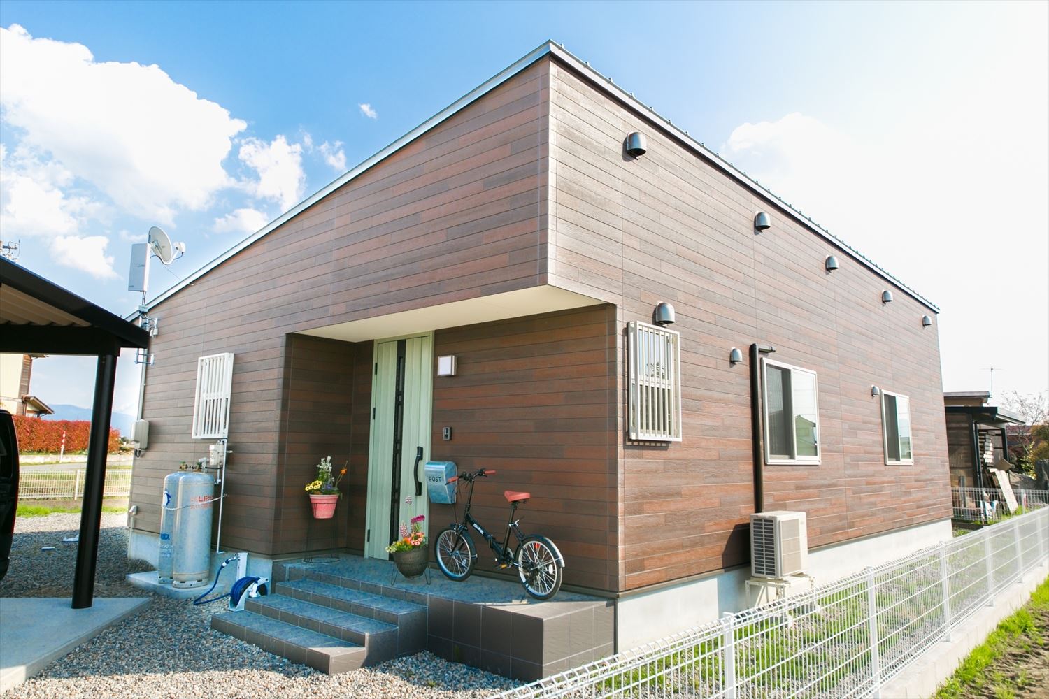 木のぬくもり溢れる平屋のログハウス風住宅の外観｜富山市の注文住宅,ログハウスのような木の家を低価格で建てるならエイ・ワン