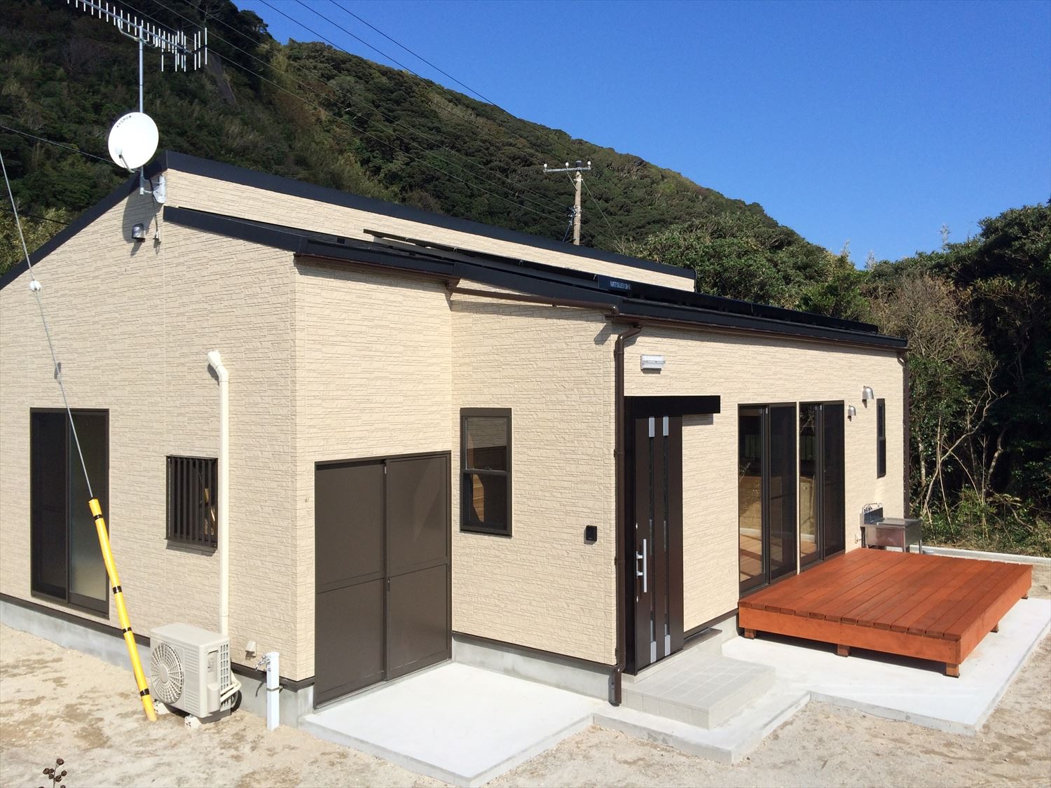 広々リビングの平屋の外観４|新島村の注文住宅,ログハウスのような木の家を低価格で建てるならエイ・ワン