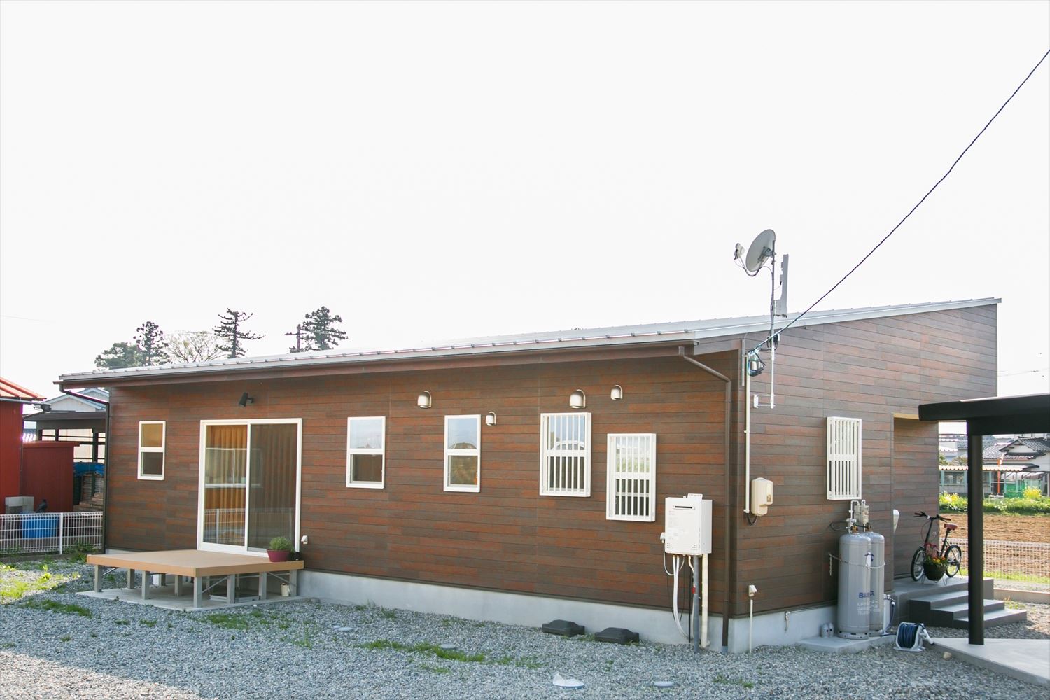 木のぬくもり溢れる平屋のログハウス風住宅の外観裏｜富山市の注文住宅,ログハウスのような木の家を低価格で建てるならエイ・ワン