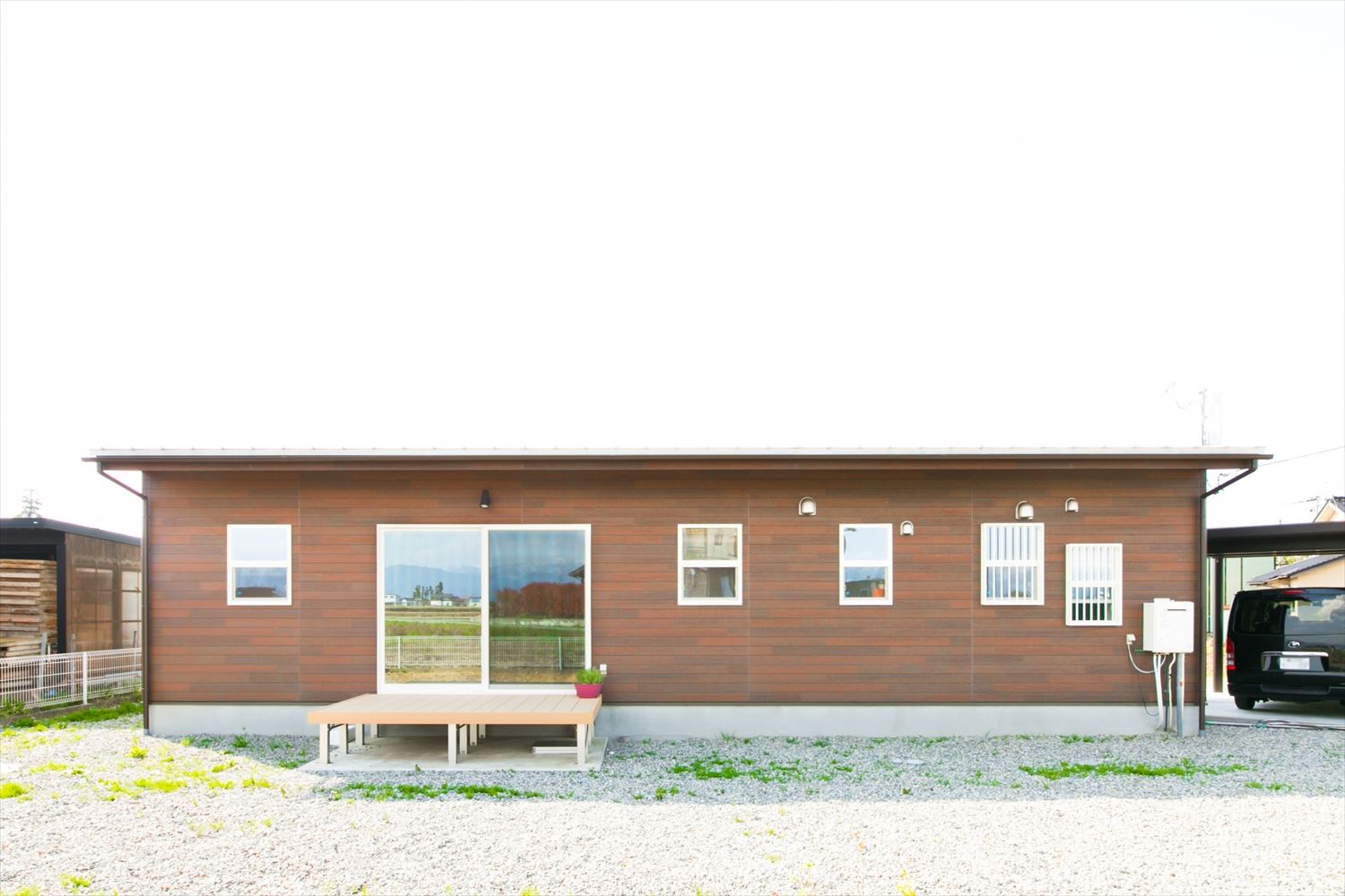 木のぬくもり溢れる平屋のログハウス風住宅の外観裏側｜富山市の注文住宅,ログハウスのような木の家を低価格で建てるならエイ・ワン