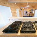 木のぬくもり溢れる平屋のログハウス風住宅のDJブース｜富山市の注文住宅,ログハウスのような木の家を低価格で建てるならエイ・ワン