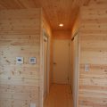 ドッグラン付平屋の廊下|渋川市の注文住宅,ログハウスのような木の家を低価格で建てるならエイ・ワン