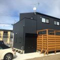 黒い外観｜ログハウスのような木の家を低価格で建てるならエイ・ワン