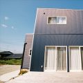 ガルバリウム外壁の二階建ての外観９|石岡市の注文住宅,ログハウスのような木の家を低価格で建てるならエイ・ワン