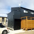 ブラックモダンな無垢材の二階建ての外観｜前橋市の注文住宅,ログハウスのような木の家を低価格で建てるならエイ・ワン