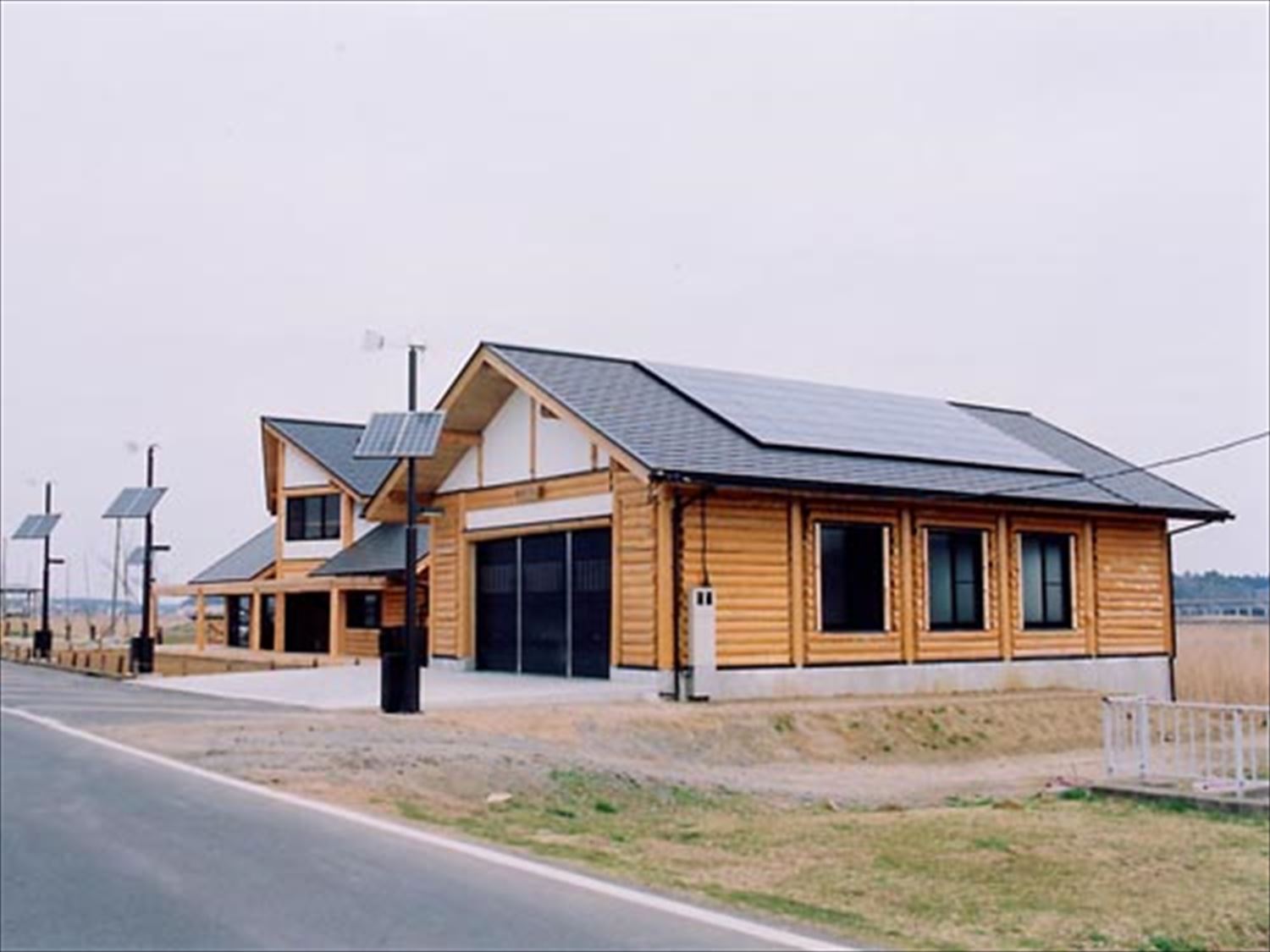 湖の畔に建つログハウスの外観２|鉾田市の注文住宅,ログハウスのような木の家を低価格で建てるならエイ・ワン