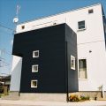 ガルバリウム外壁の二階建ての外観３|石岡市の注文住宅,ログハウスのような木の家を低価格で建てるならエイ・ワン