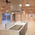 広々リビング平屋のキッチンスペース２|千葉市の注文住宅,ログハウスのような木の家を低価格で建てるならエイ・ワン