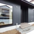 広々リビング平屋の玄関|千葉市の注文住宅,ログハウスのような木の家を低価格で建てるならエイ・ワン