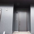 広々リビング平屋の玄関扉|千葉市の注文住宅,ログハウスのような木の家を低価格で建てるならエイ・ワン