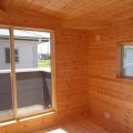 黒い外壁の四角い家の洋室|茨城県土浦市の注文住宅,ログハウスのような木の家を低価格で建てるならエイ・ワン