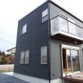 シンプルモダン住宅の外観２｜行方市の注文住宅,ログハウスのような木の家を低価格で建てるならエイ・ワン