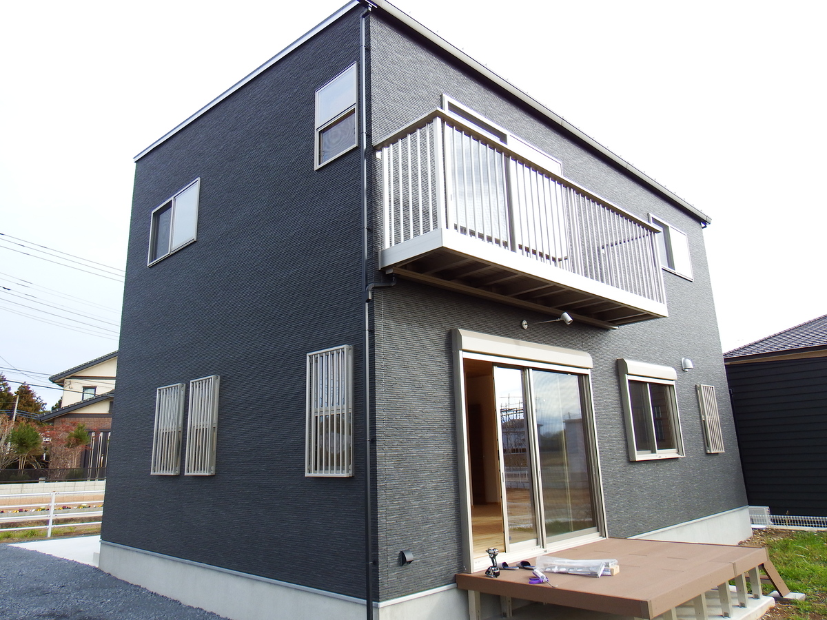 シンプルモダン住宅の外観２｜行方市の注文住宅,ログハウスのような木の家を低価格で建てるならエイ・ワン