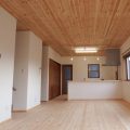 シンプルモダン住宅のリビング｜行方市の注文住宅,ログハウスのような木の家を低価格で建てるならエイ・ワン