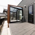 ブラック外観と無垢材のクールな平屋のウッドデッキ｜小美玉市の注文住宅,ログハウスのような木の家を低価格で建てるならエイ・ワン