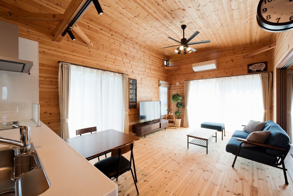 板張り壁のリビング