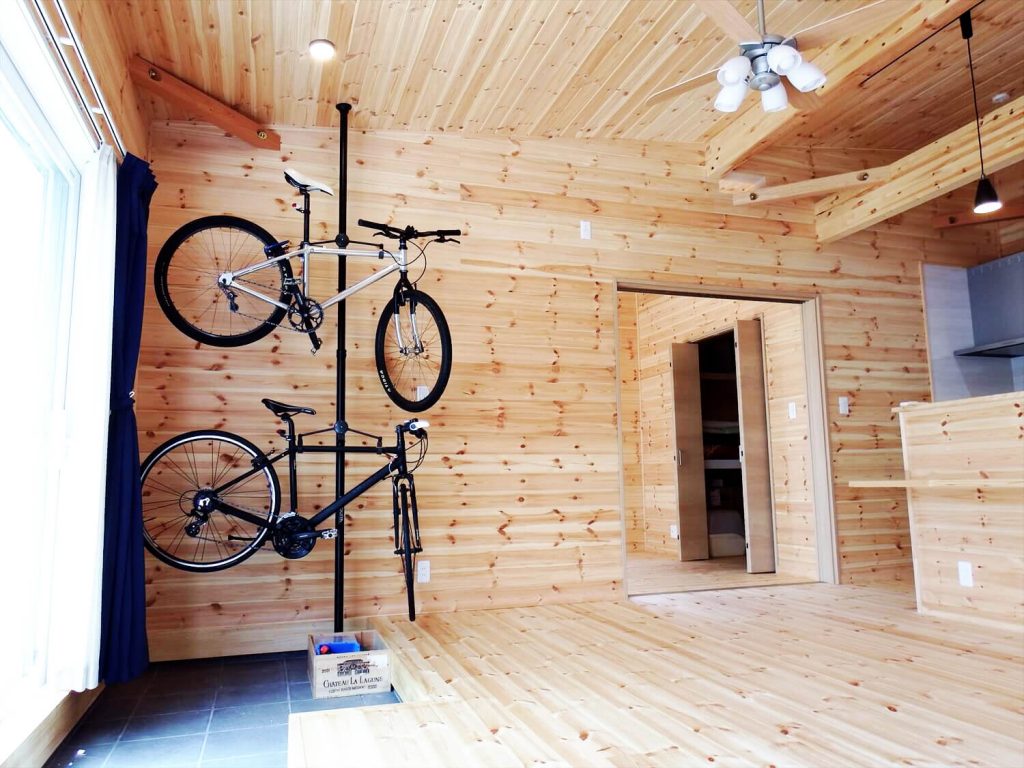 夫婦で暮らす無垢材の平屋の自転車｜鴻巣市の注文住宅,ログハウスのような木の家を低価格で建てるならエイ・ワン