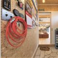 広いリビングとアイランドキッチンが映える平屋のシューズクローク|行方市の注文住宅,ログハウスのような木の家を低価格で建てるならエイ・ワン