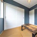 広いリビングとアイランドキッチンが映える平屋のゲストルーム|行方市の注文住宅,ログハウスのような木の家を低価格で建てるならエイ・ワン