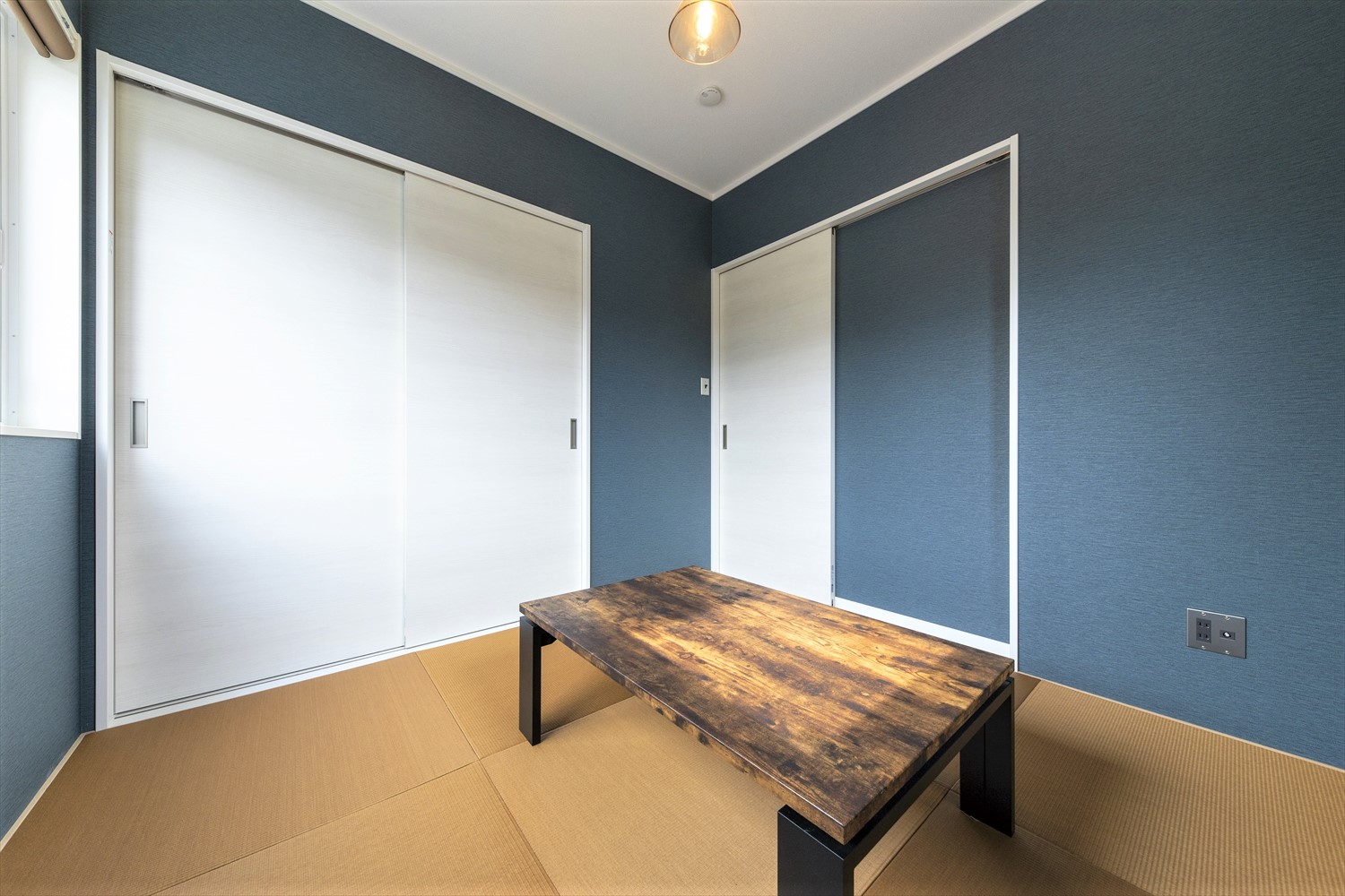 広いリビングとアイランドキッチンが映える平屋のゲストルーム|行方市の注文住宅,ログハウスのような木の家を低価格で建てるならエイ・ワン
