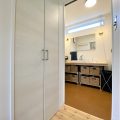 広いリビングとアイランドキッチンが映える平屋の収納|行方市の注文住宅,ログハウスのような木の家を低価格で建てるならエイ・ワン