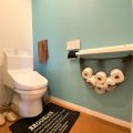 広いリビングとアイランドキッチンが映える平屋のトイレ|行方市の注文住宅,ログハウスのような木の家を低価格で建てるならエイ・ワン