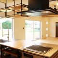 無垢材を使用した広いLDKがある長期優良住宅のキッチンから見たリビング|茨城県行方市の注文住宅,エイ・ワン