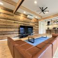 広いリビングとアイランドキッチンが映える平屋のLDK|行方市の注文住宅,ログハウスのような木の家を低価格で建てるならエイ・ワン