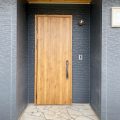 無垢材を使用した広いLDKがある長期優良住宅の玄関ドア|茨城県行方市の注文住宅,エイ・ワン