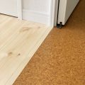 無垢材を使用した広いLDKがある長期優良住宅の無垢とコルクの床材|茨城県行方市の注文住宅,エイ・ワン