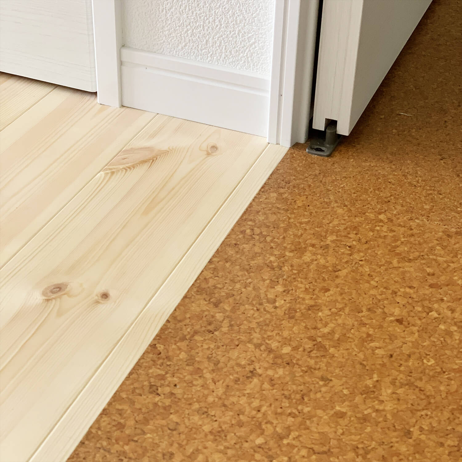 無垢材を使用した広いLDKがある長期優良住宅の無垢とコルクの床材|茨城県行方市の注文住宅,エイ・ワン