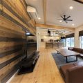 広いリビングとアイランドキッチンが映える平屋の内装|行方市の注文住宅,ログハウスのような木の家を低価格で建てるならエイ・ワン
