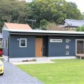 広いリビングとアイランドキッチンが映える平屋の外観|行方市の注文住宅,ログハウスのような木の家を低価格で建てるならエイ・ワン