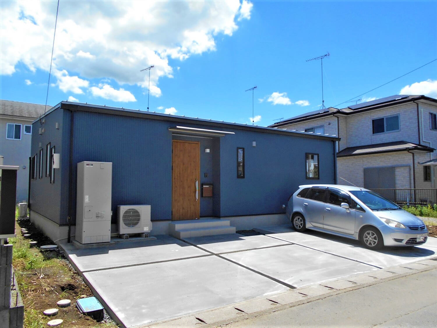 リビングを中心としたオール無垢材の家の外観正面｜小山市の注文住宅,ログハウスのような木の家を低価格で建てるならエイ・ワン