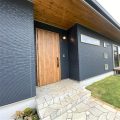広いリビングとアイランドキッチンが映える平屋の玄関ポーチ|行方市の注文住宅,ログハウスのような木の家を低価格で建てるならエイ・ワン