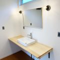 無垢材を使用した広いLDKがある長期優良住宅の洗面室|茨城県行方市の注文住宅,エイ・ワン