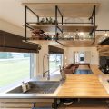 広いリビングとアイランドキッチンが映える平屋のキッチンからの眺め|行方市の注文住宅,ログハウスのような木の家を低価格で建てるならエイ・ワン