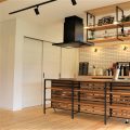 広いリビングとアイランドキッチンが映える平屋のアイアンフレームキッチン|行方市の注文住宅,ログハウスのような木の家を低価格で建てるならエイ・ワン