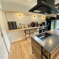 広いリビングとアイランドキッチンが映える平屋のブルックリンスタイル|行方市の注文住宅,ログハウスのような木の家を低価格で建てるならエイ・ワン