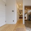 広いリビングとアイランドキッチンが映える平屋の玄関|行方市の注文住宅,ログハウスのような木の家を低価格で建てるならエイ・ワン