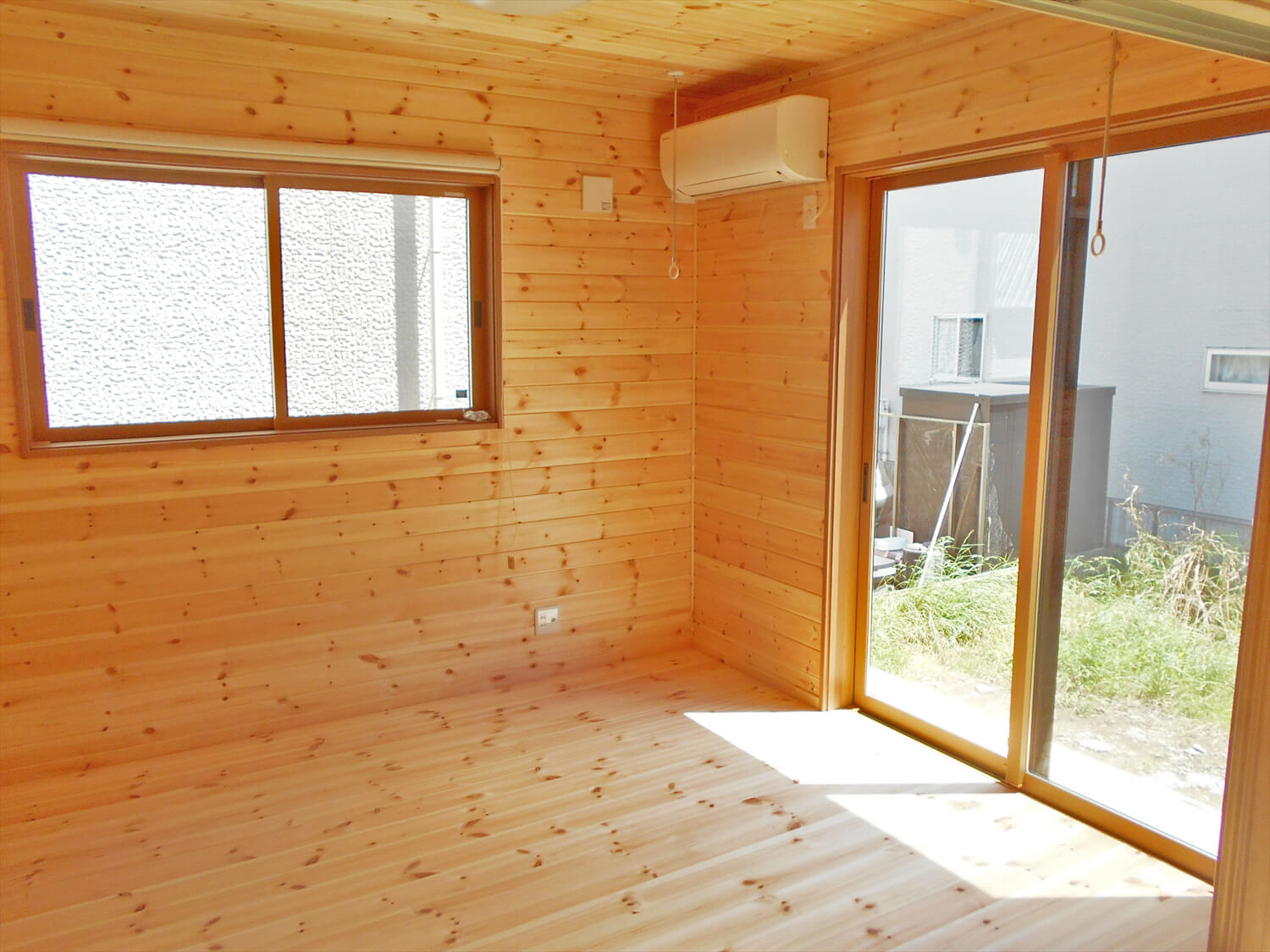 リビングを中心としたオール無垢材の家の洋室｜小山市の注文住宅,ログハウスのような木の家を低価格で建てるならエイ・ワン