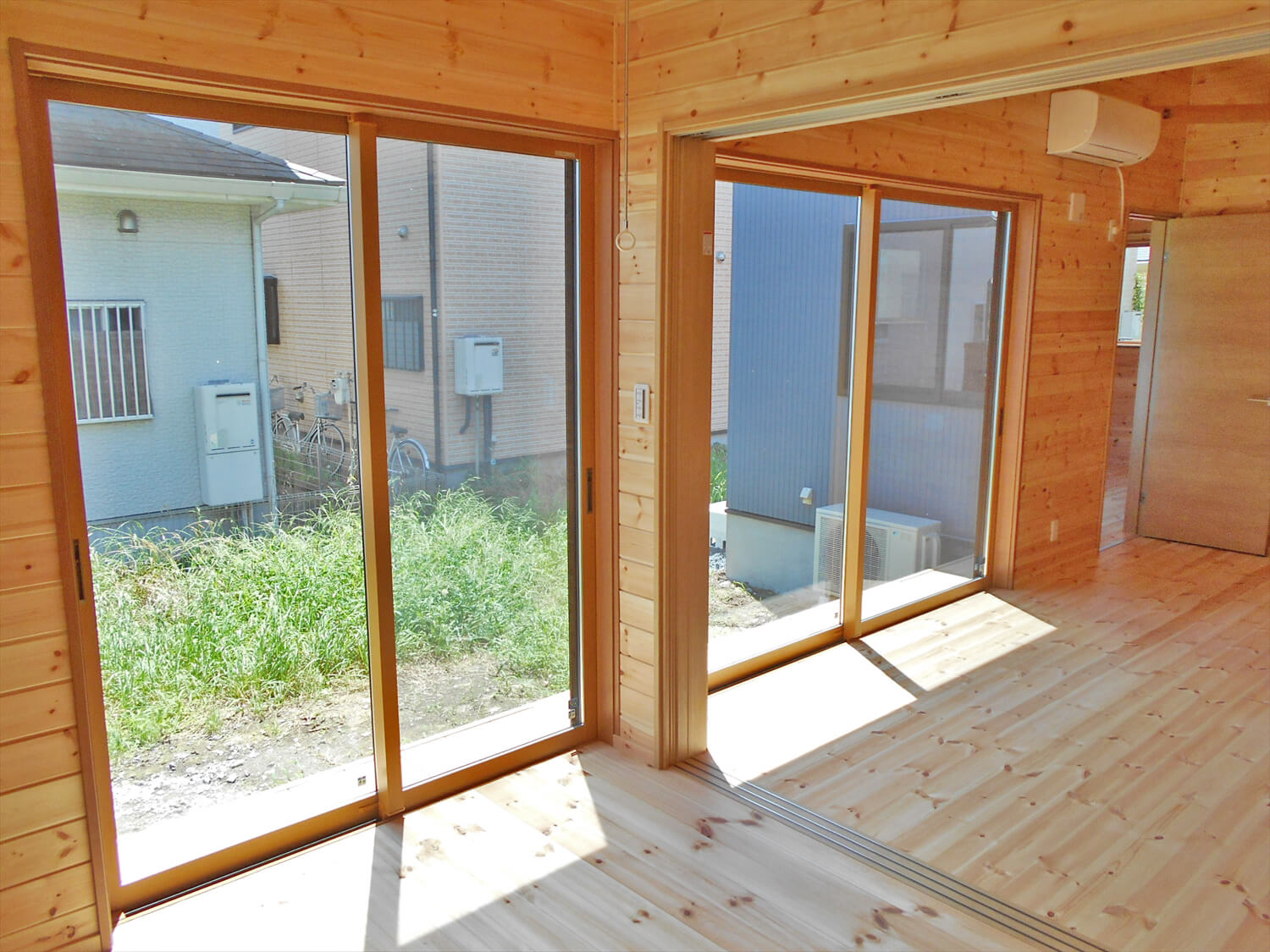 リビングを中心としたオール無垢材の家の大きな窓｜小山市の注文住宅,ログハウスのような木の家を低価格で建てるならエイ・ワン