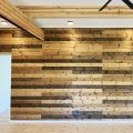 広いリビングとアイランドキッチンが映える平屋のアクセントウォール|行方市の注文住宅,ログハウスのような木の家を低価格で建てるならエイ・ワン