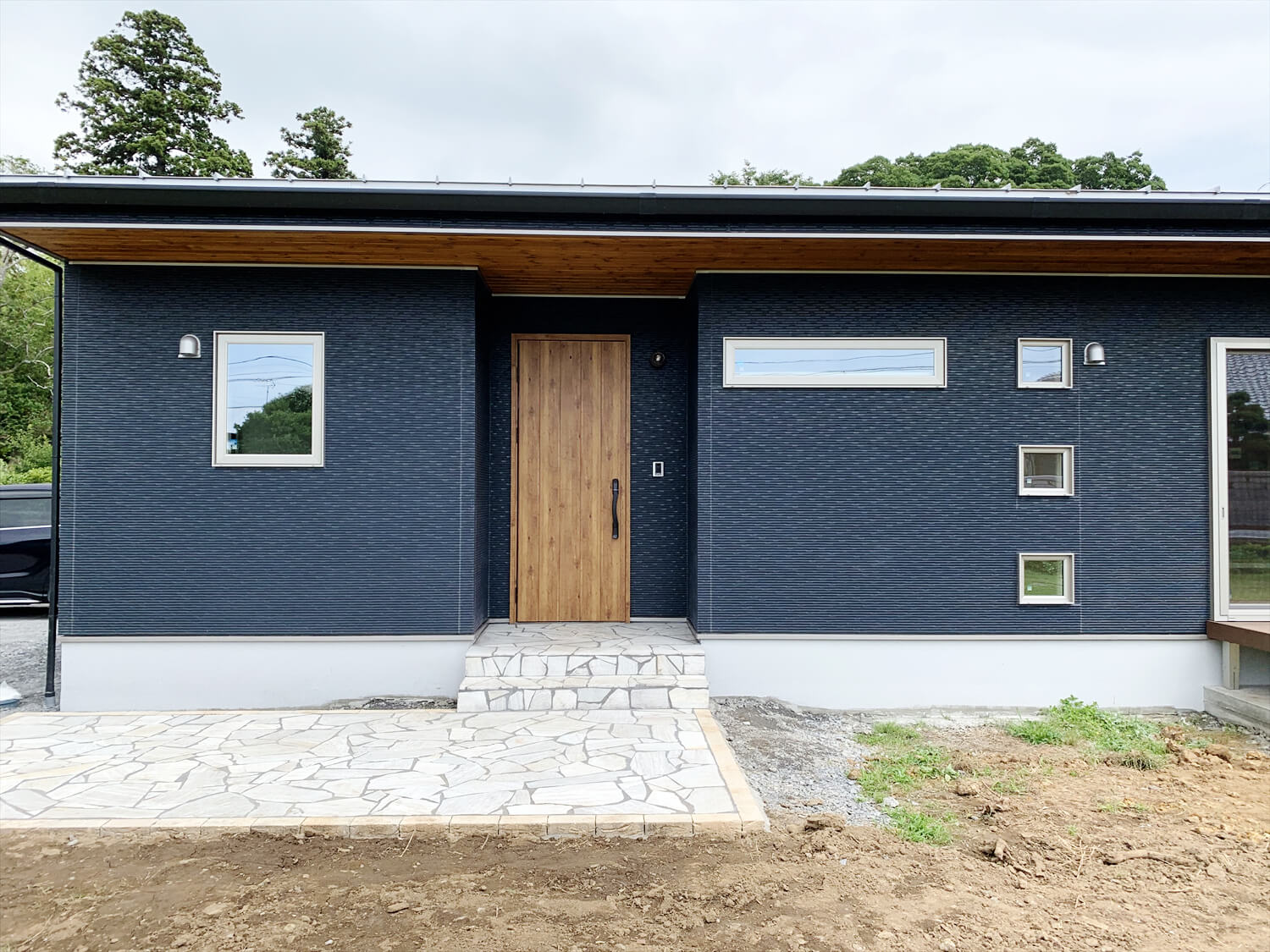 無垢材を使用した広いLDKがある長期優良住宅の玄関ポーチ|茨城県行方市の注文住宅,エイ・ワン