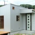 ウッドデッキ付き平屋の玄関｜伊豆市の注文住宅,ログハウスのような低価格住宅を建てるならエイ・ワン